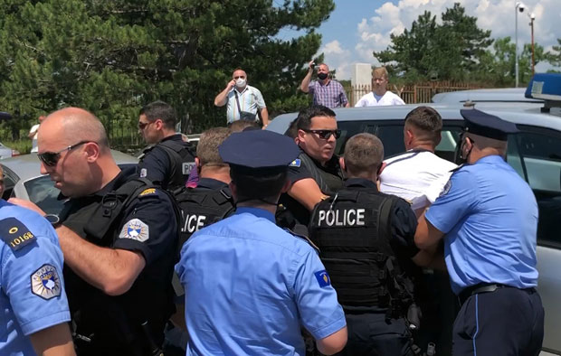 Специјалци РОСУ тукли српске младиће због заставе: Парастос на Газиместану није могао да прође без инцидента